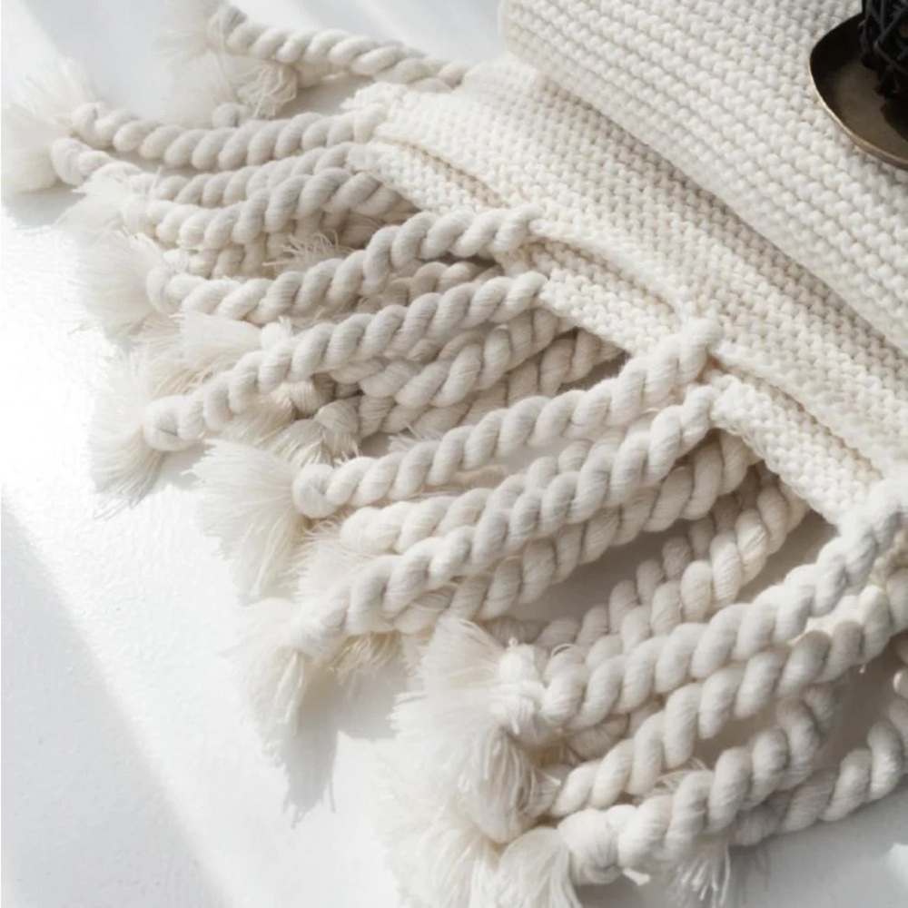 Elegant Cream Woven Tassel Throw Blanket